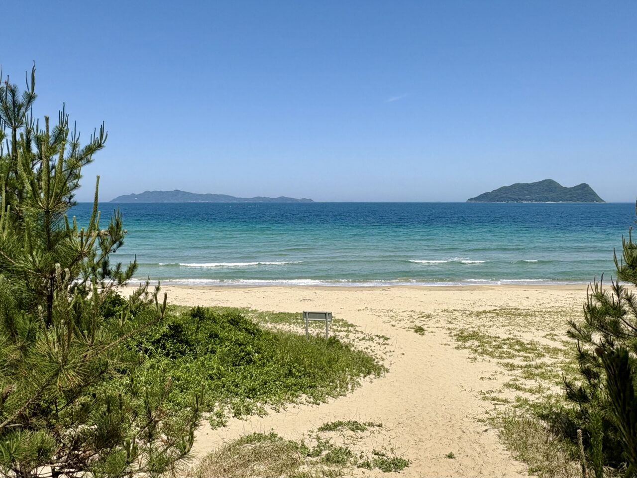 さつき松原より沖ノ島を望む